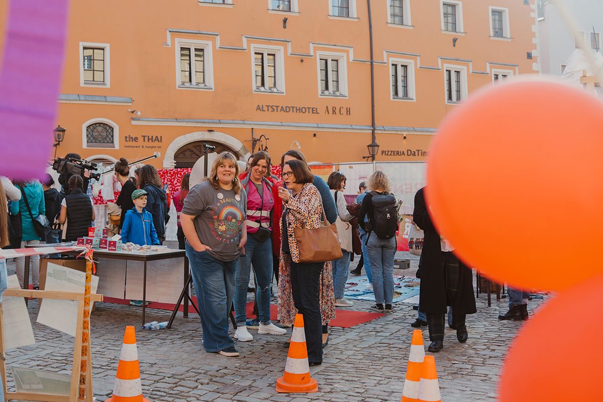 Fotografie - Oberbürgermeisterin Gertrud Maltz-Schwarzfischer besucht den feministischen FUNPARK auf dem Haidplatz
