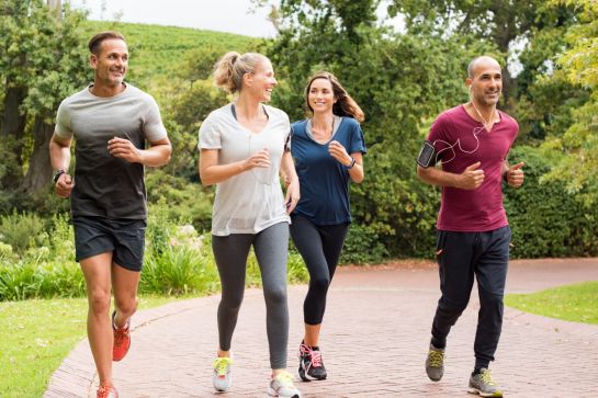 Fotografie: Gesunde Gruppe von Menschen geht im Park joggen. 