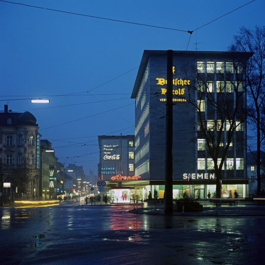 Fotografie – Abendlicher Blick in die Maximilianstraße stadteinwärts (C) Bilddokumentation Stadt Regensburg