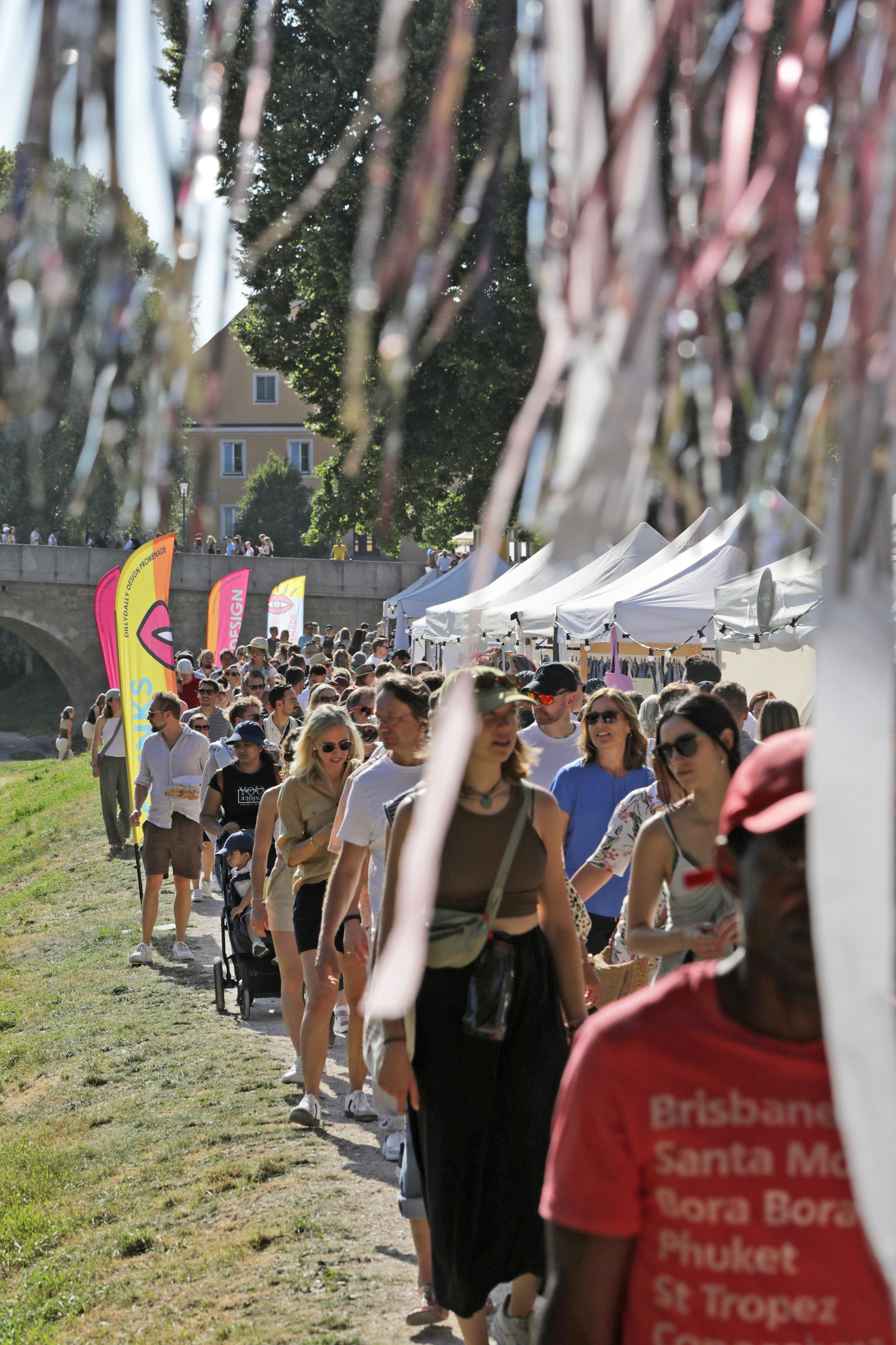 Besucher auf dem Dilly Dally Design Markt auf dem Bürgerfest 2025