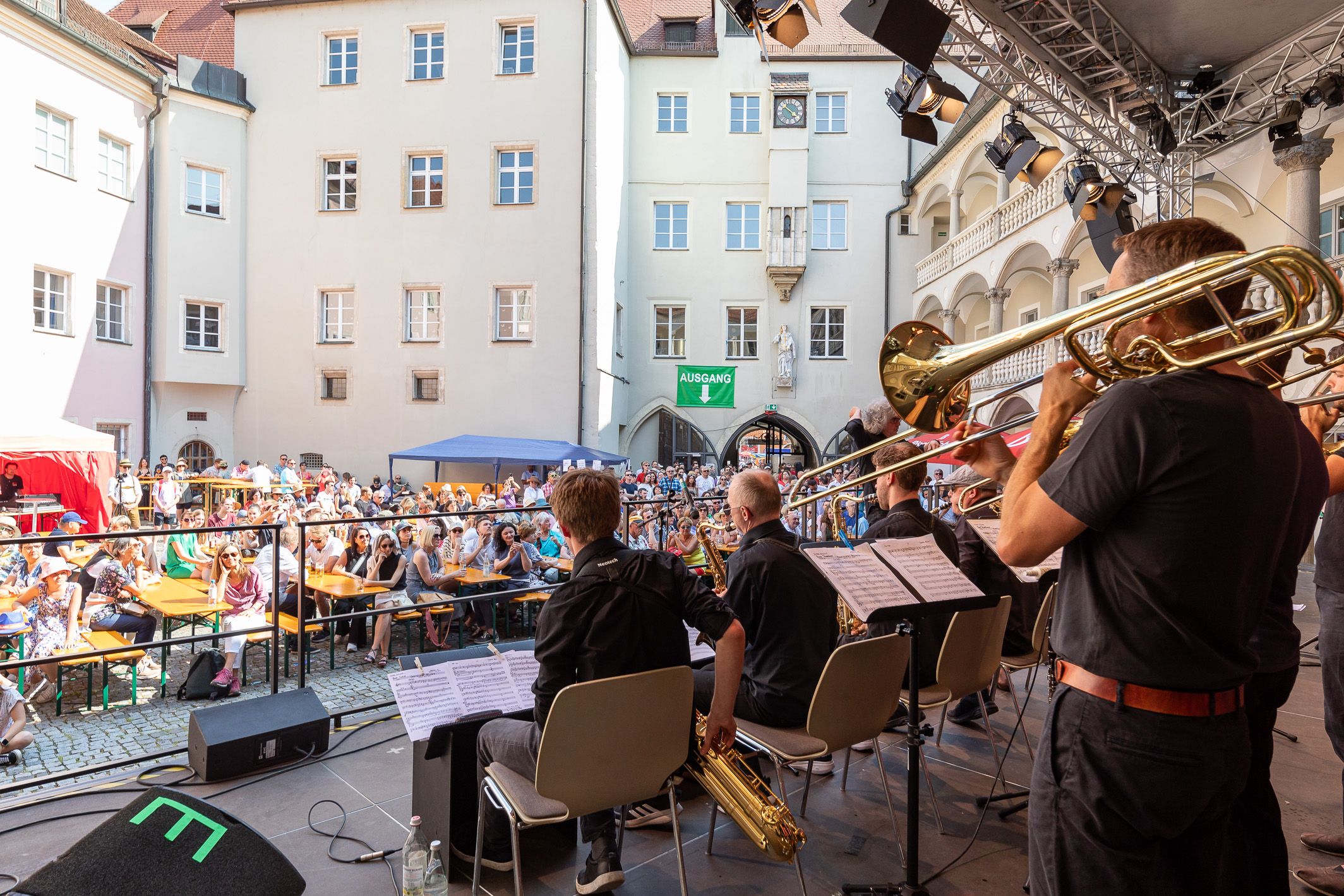 Fotografie: Eine Band im Innenhof des Thon-Dittmer-Palais