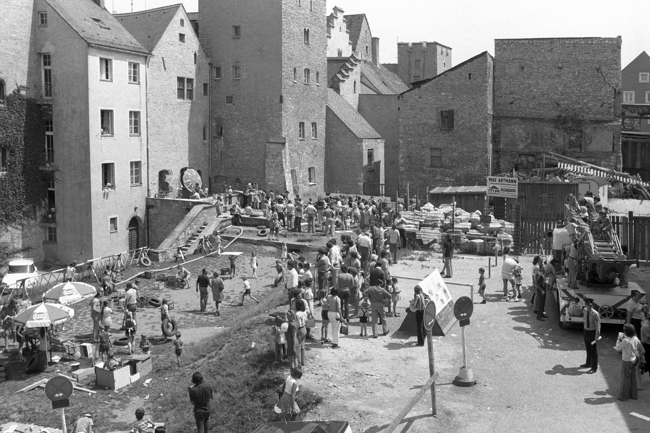Fotografie: Kinderaktionen auf einem Spielplatz in der Stadt
