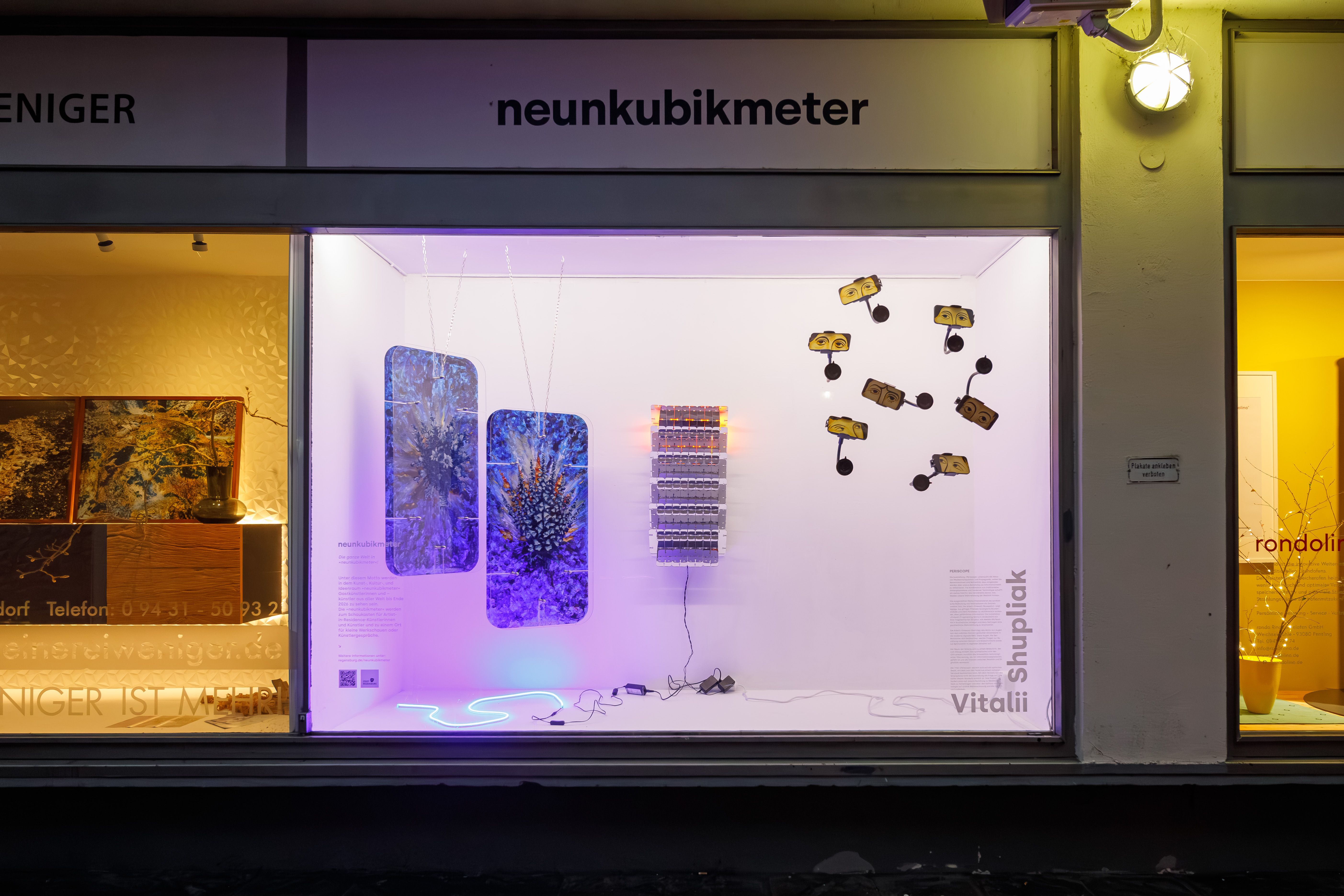 Die Fotografie zeigt die Ausstellung im Schaukasten Neunkubikmeter