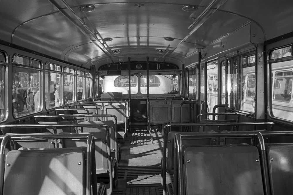 Öffentlicher Elektro-Bus mit Anschluss an die Oberleitung - Innenansicht