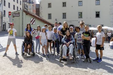 Fotografie - Gruppenbild des Kinderbeirates vor der historischen Wurstkuchl