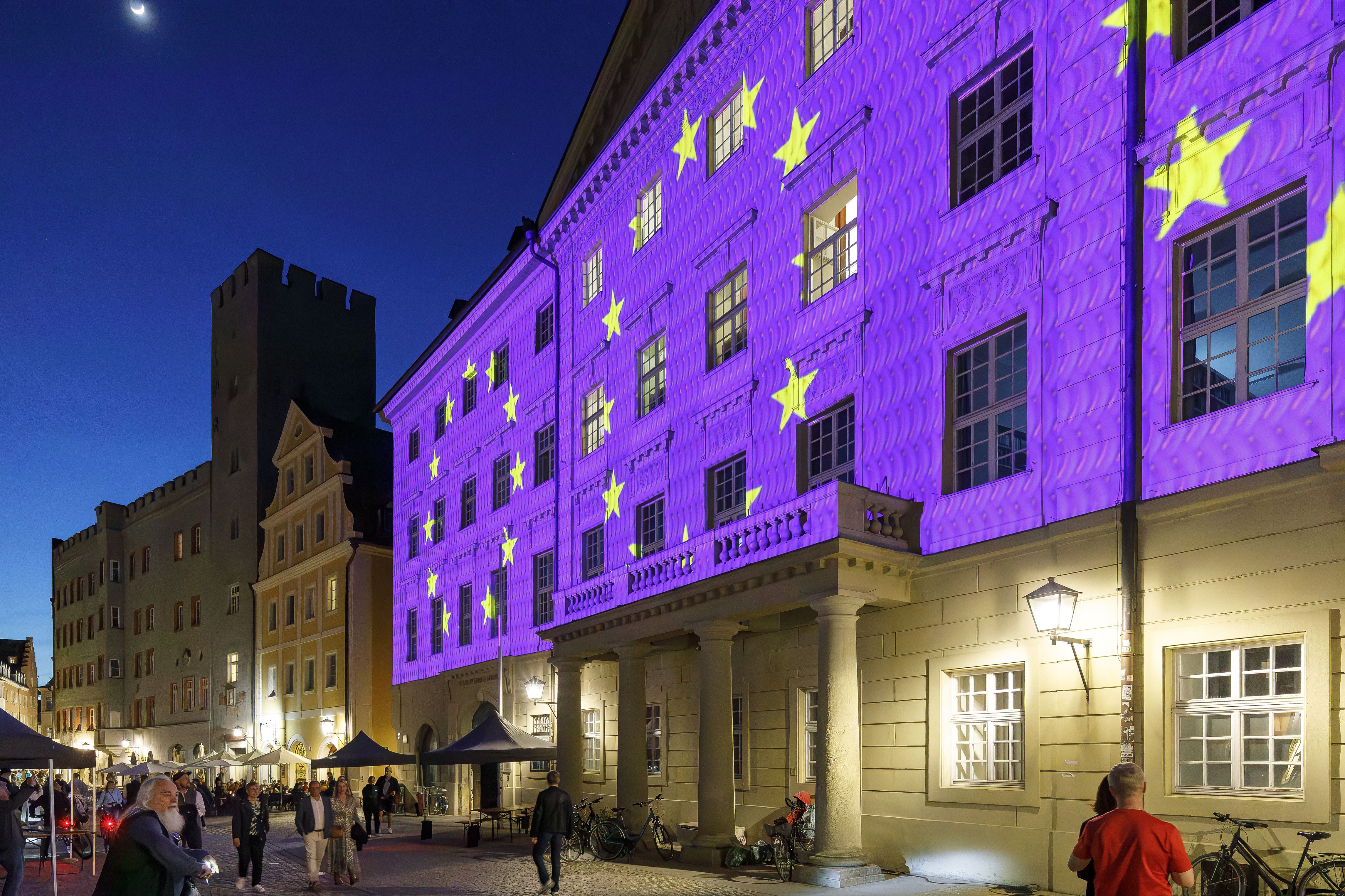 Fotografie – Zum Europatag wurde das Thon-Dittmer-Palais mit der Europaflagge illuminiert. Jetzt feiert die vhs wieder die Demokratie mit dem Demokratietag am 23. Mai.