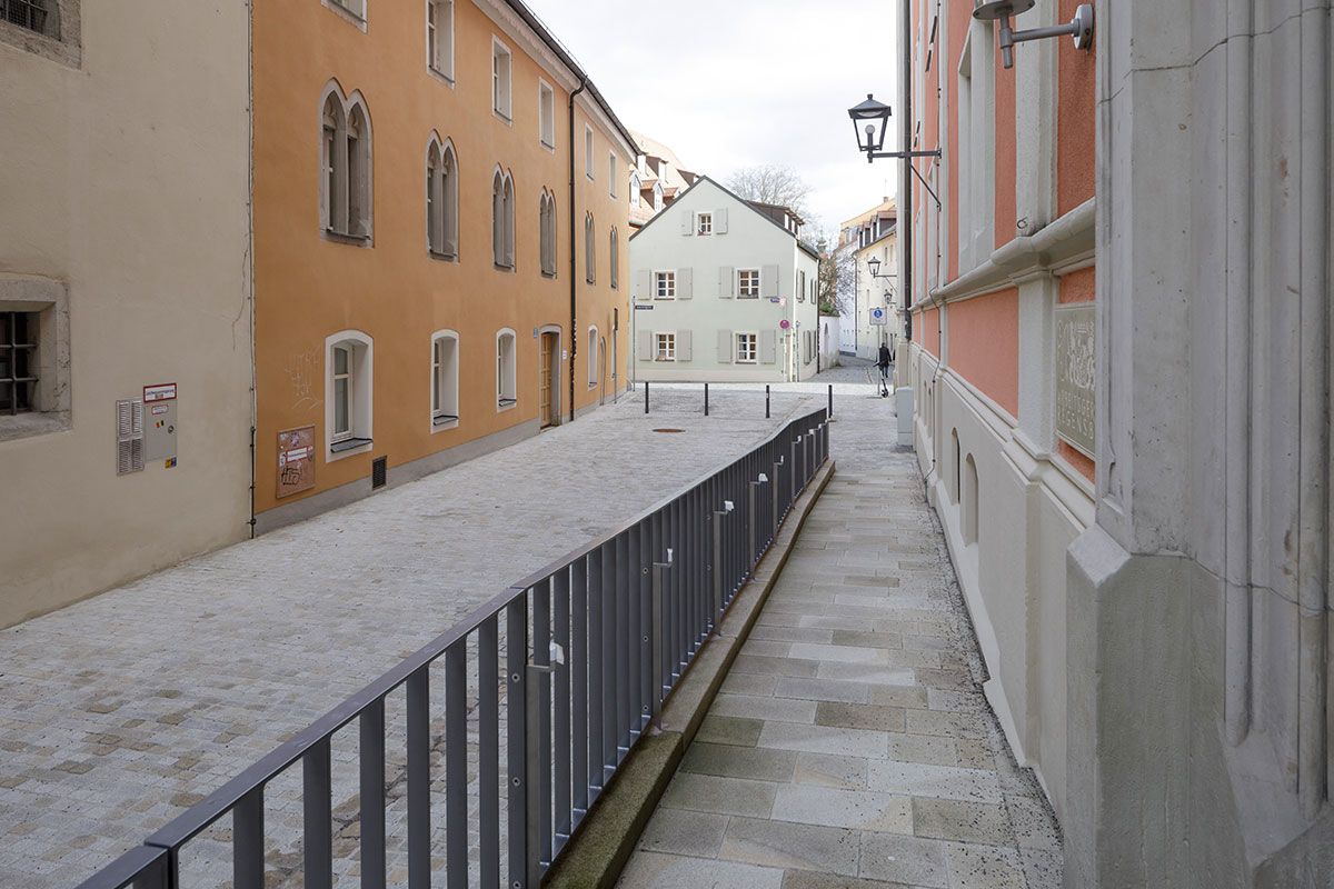 Neugestaltung Trothengasse-Bertoldstraße - Foto - Das Bild zeigt die neue Abfahrtsrampe in der Bertholdstraße, die einen erleichterten Zugang zum Gebäude schafft. Die Planung erfolgte hierbei unter Beachtung der Belange mobilitätseingeschränkter und sehbehinderter Menschen.