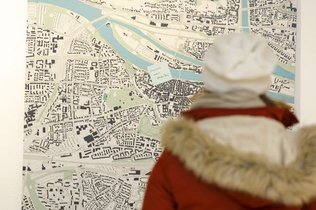 Besucherin vor Stadtplan im Degginger