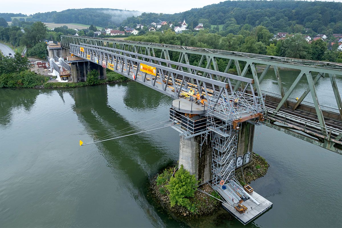 Fotografie - Einhub der Brückenteile an der Sinzinger Geh- und Radwegbrücke