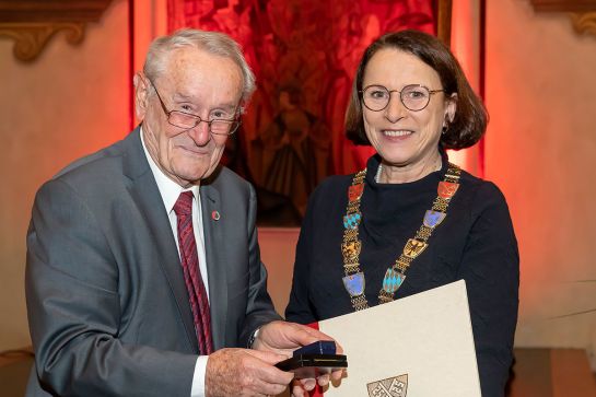 Fotografie - Verleihung der Goldenen Bürgermedaille an Dr. Johann Vielberth; im Bild mit Oberbürgermeisterin Gertrud Maltz-Schwarzfischer