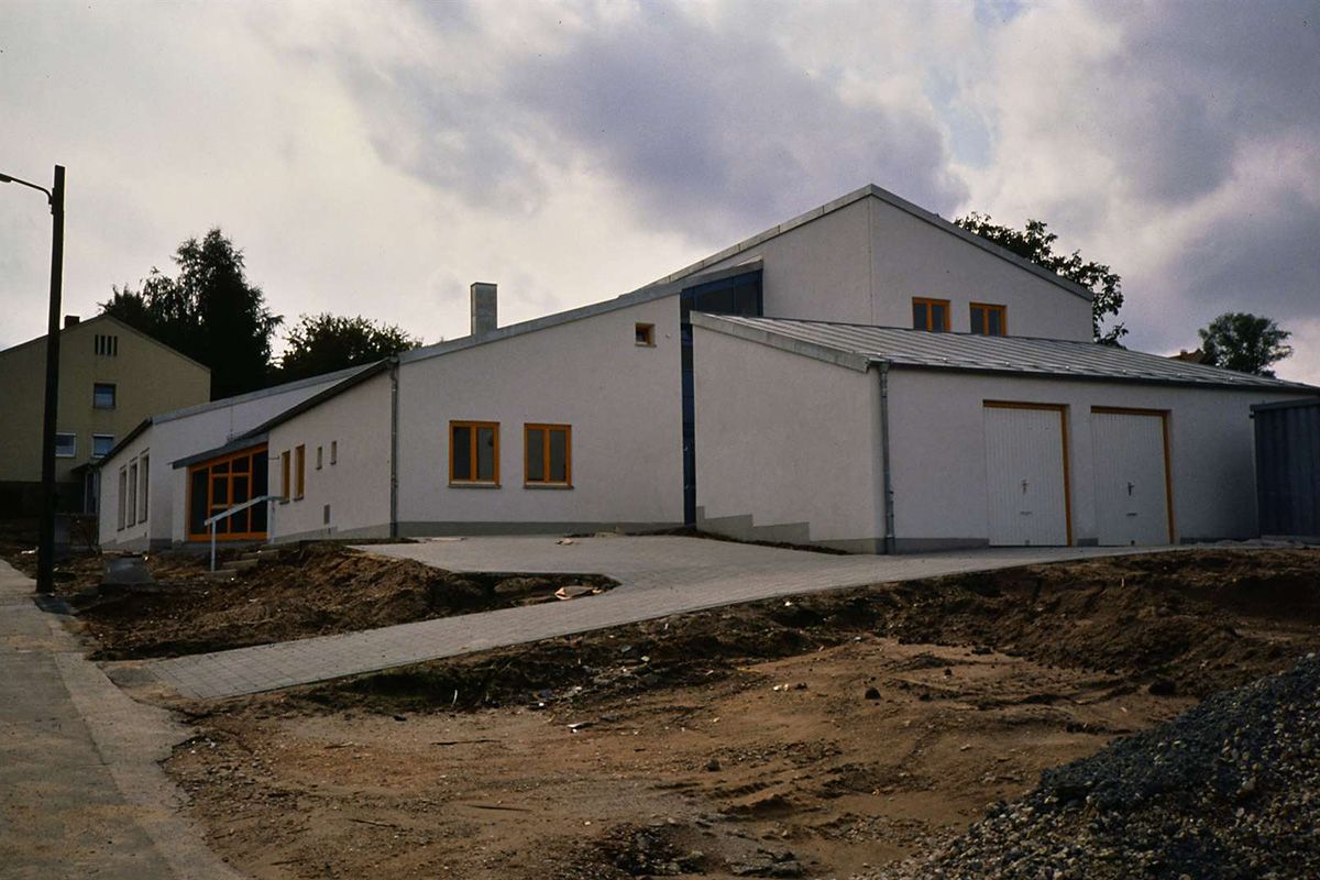 Zu sehen ist das neue Jugendzentrum Fantasy nach der Fertigstellung im Jahr 1990.                                            