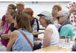 Fotografie - Senior/innen sitzen an Bierbänken