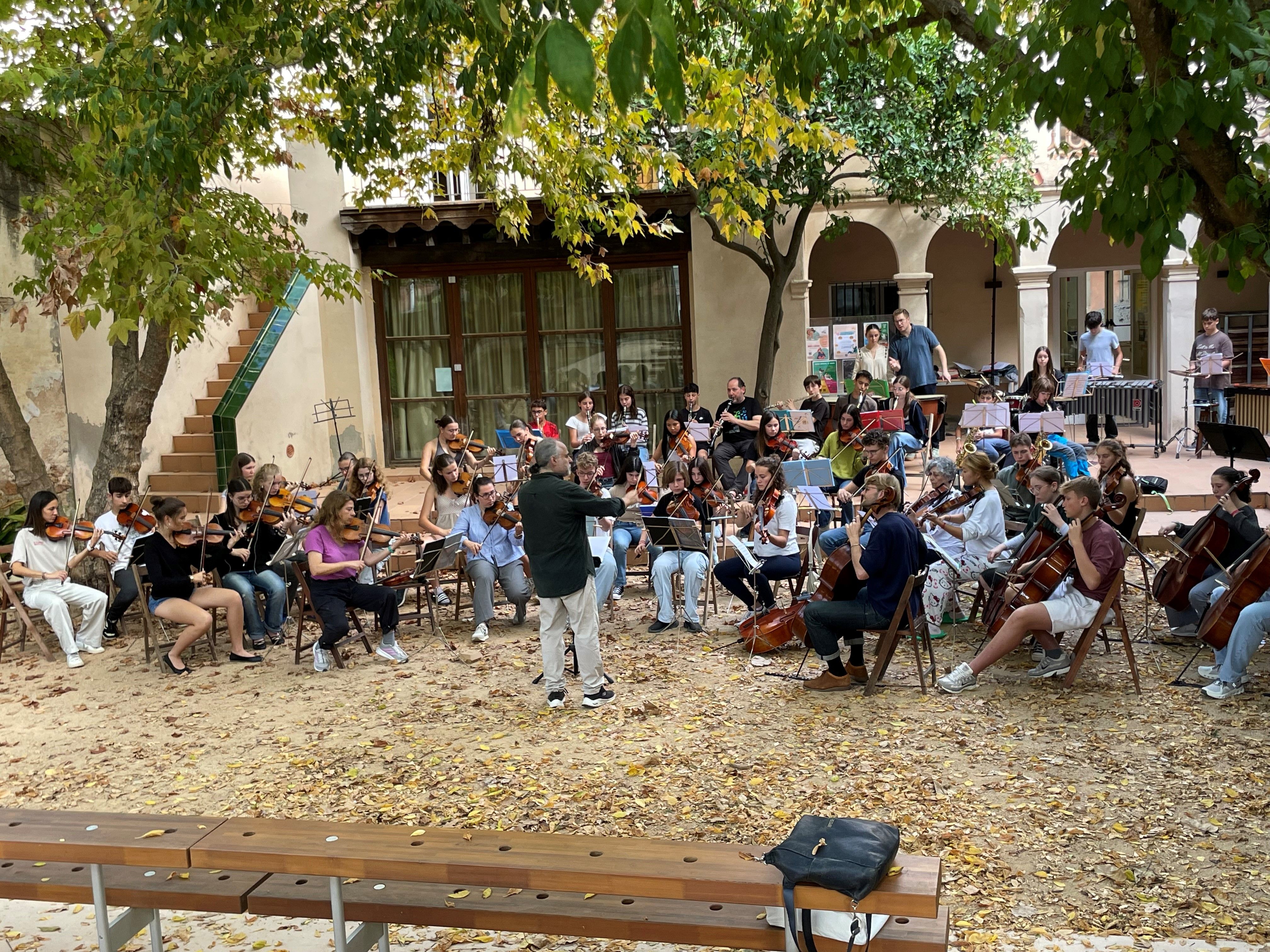 Gruppenfoto beim Musizieren, Orchesterfahrt nach Spanien im Oktober 2025
