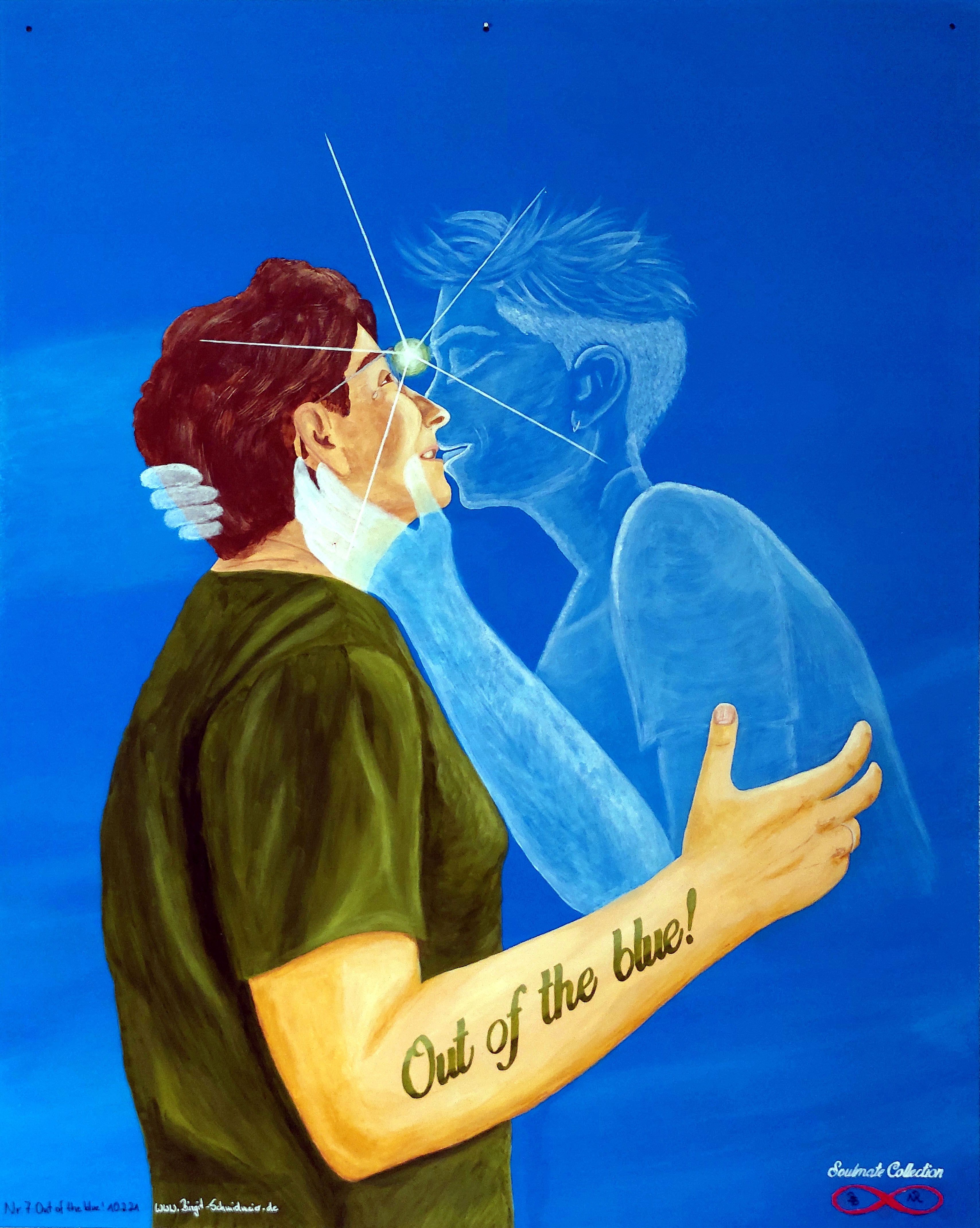 Fotografie – Out of the blue, eine Frau steht vor einem blauen Hintergrund und wird von ihrem "Geist" geküsst