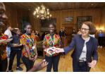 Fotografie: Oberbürgermeisterin Gertrud Maltz-Schwarzfischer empfängt die Bürgermeisterin von Masaka, Florence Namayanja, und die Musikerinnen und Musiker 13. Mai 2022 im Kurfürstenzimmer. 