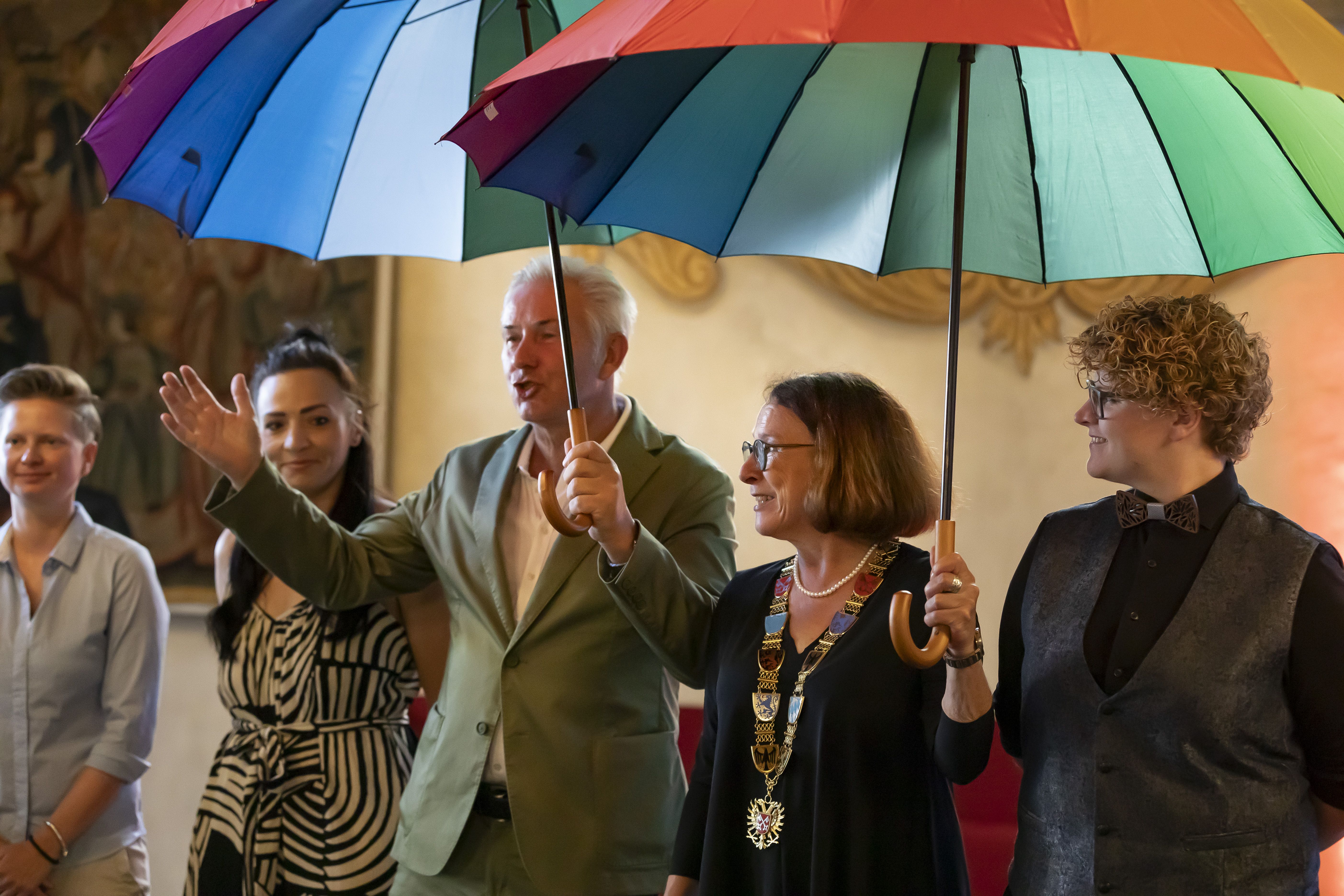 Fotografie: Klaus Wowereit und Oberbürgermeisterin Gertrud Maltz-Schwarzfischer mit den Vorständen von Queeres Regensburg e. V.