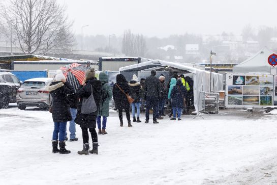 Fotografie: Warteschlange in der verschneiten Zeltstadt