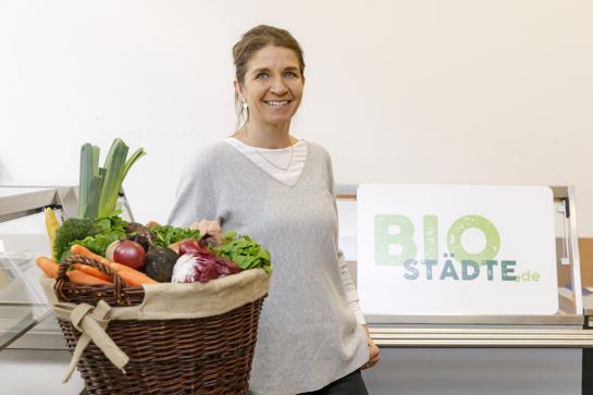 Fotografie: Elke Oelkers mit frischem saisonalen Bio-Gemüse aus der Region in der städtischen Kantine im Neuen Rathaus