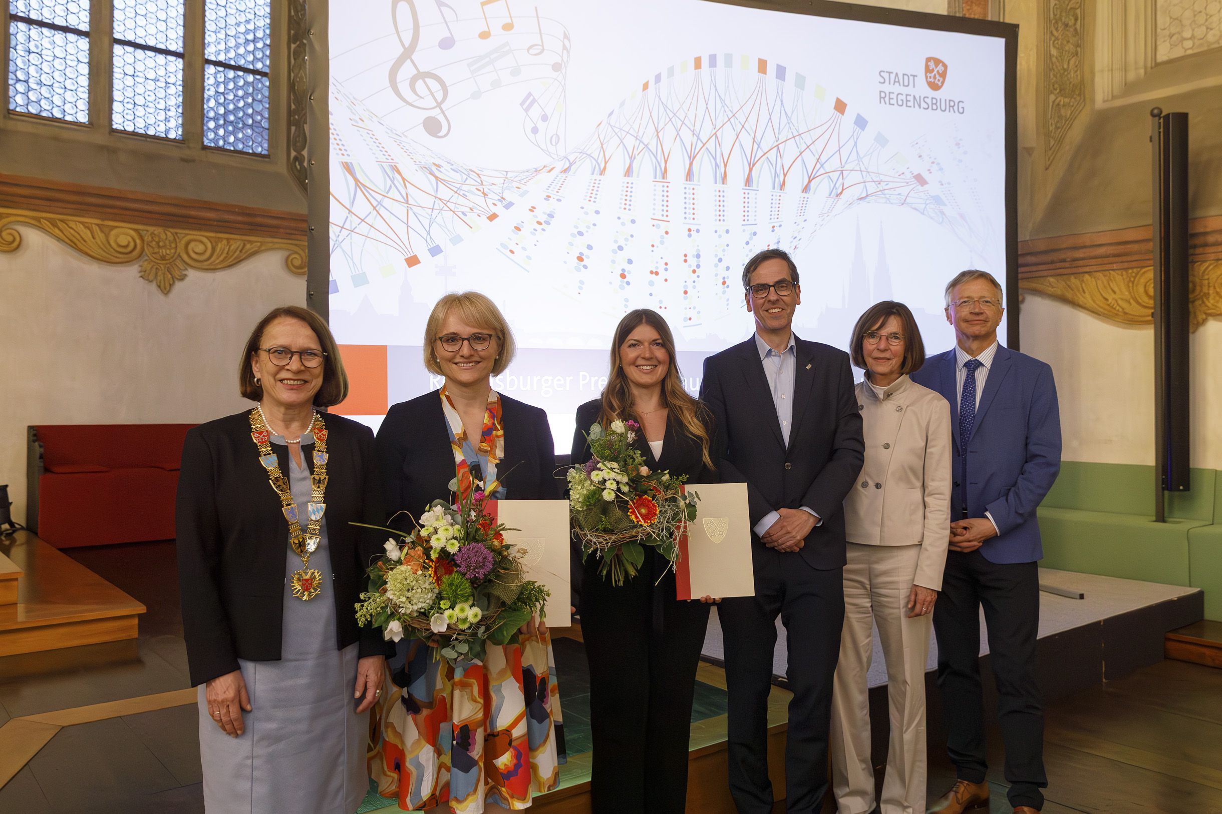 Fotografie – (v. l. n. r.) Oberbürgermeisterin Gertrud Maltz-Schwarzfischer, PD Dr. med. Stephanie Kandsperger, Dr.-Ing. Andrea Reindl, Prof. Ralph Schneider (OTH), Prof.in Dr. Ursula Regener (Universität Regensburg) und Prof. Franz Josef Stoiber