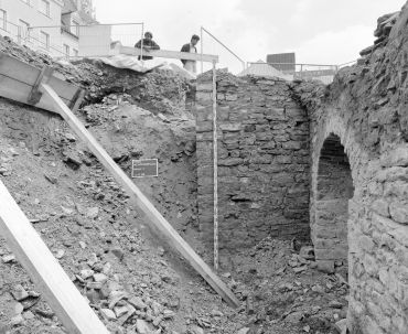 Fotografie – „So etwas wie der Einstieg in die Welt der mittelalterlichen jüdischen Gemeinde“: Die Grabung am Neupfarrplatz in den 1990er Jahren.  