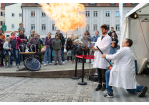 Fotografie: Zwei Wissenschaftler in weißen Kitteln experimentieren mit Feuer. (C) Bilddokumentation Stadt Regensburg
