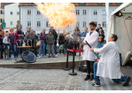 Fotografie: Zwei Wissenschaftler in weißen Kitteln experimentieren mit Feuer.