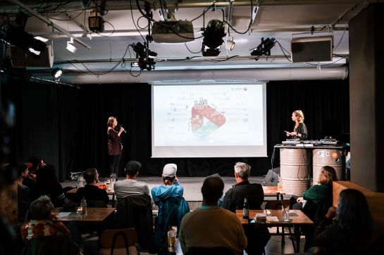 Fotografie: Franziska Meier präsentiert das Projekt Smart City vor Publikum. (C) Dominik Hupf