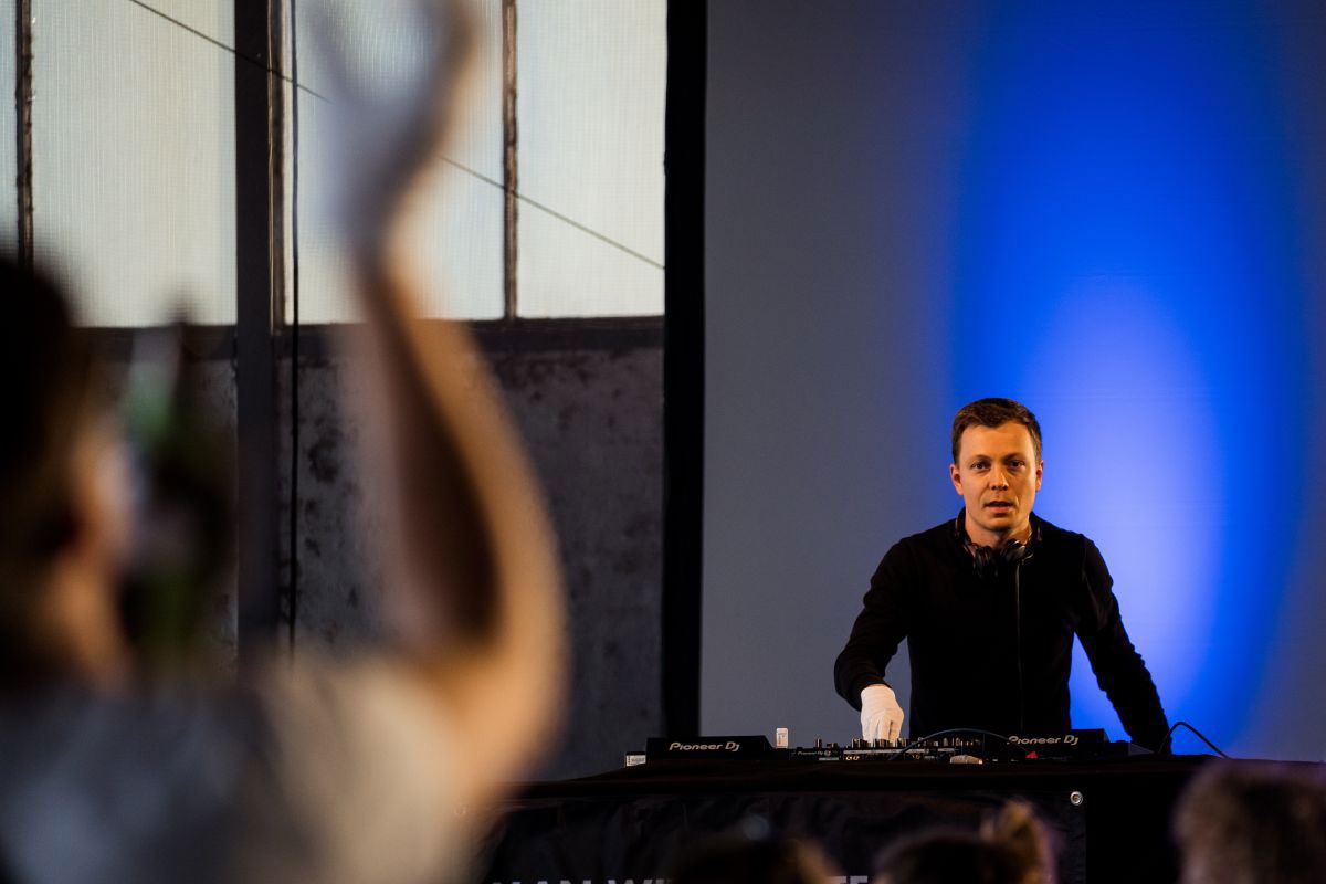 Fotografie – ein DJ legte in einer Halle der PLK auf