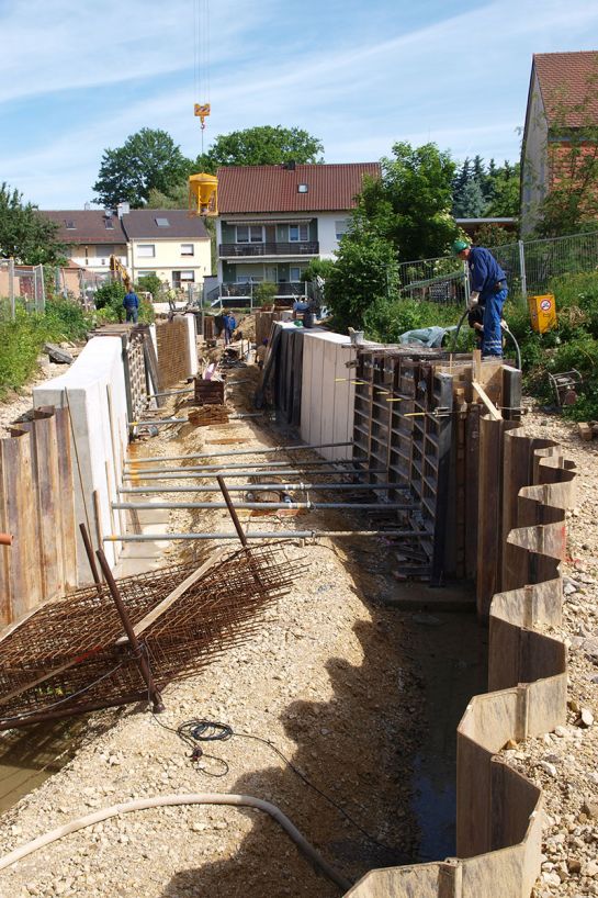 Hochwasserschutz Am Aubach - Bau des Rechteckgerinnes mit Betonverkleidung im Ortsbereich 