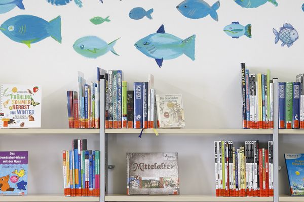 Forografie - Über den Kinderbücher-Regalen in der Stadtteilbücherei Ost schwimmen blaue Fische an der Wand. (C) Bilddokumentation Stadt Regensburg