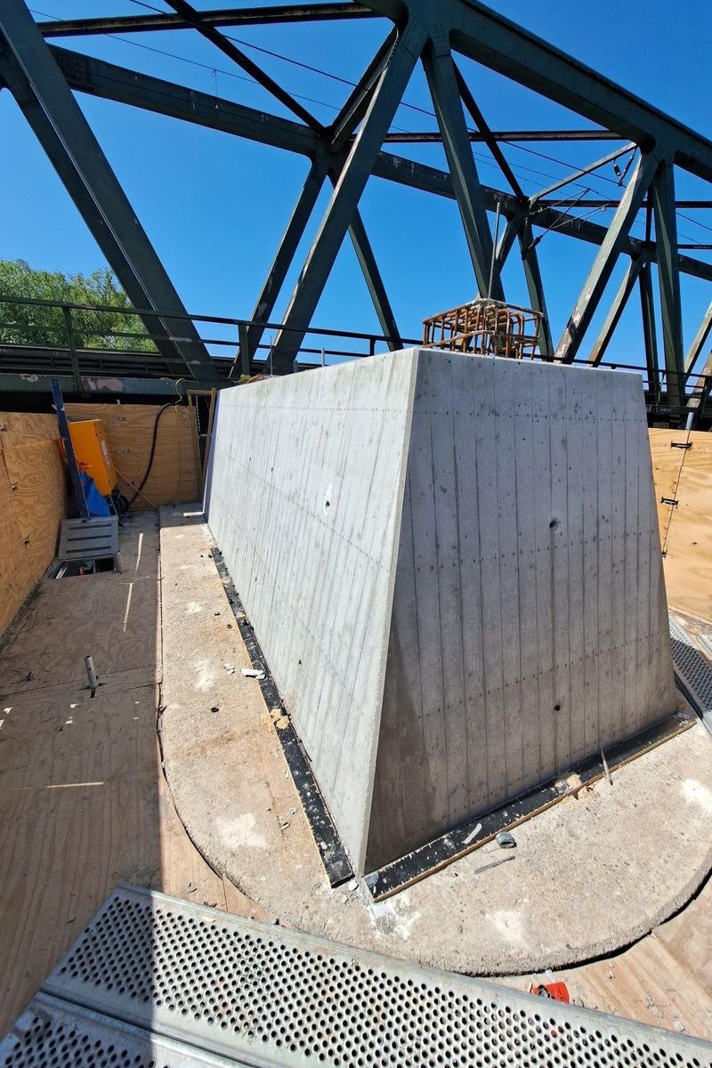Fotografie - Betonarbeiten für die neuen Sockel zur Auflagerung der neuen Geh-Radwegbrücke