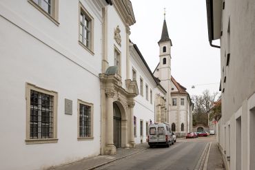 Fotografie: Neues deutsches Haus mit Ägidienkirche im Hintergrund