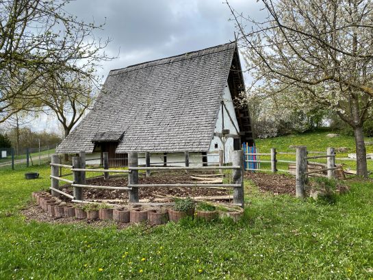 Fotografie: Das rekonstruierte Bajuwarenhaus auf dem Gelände der Otto-Schwerdt-Schule 