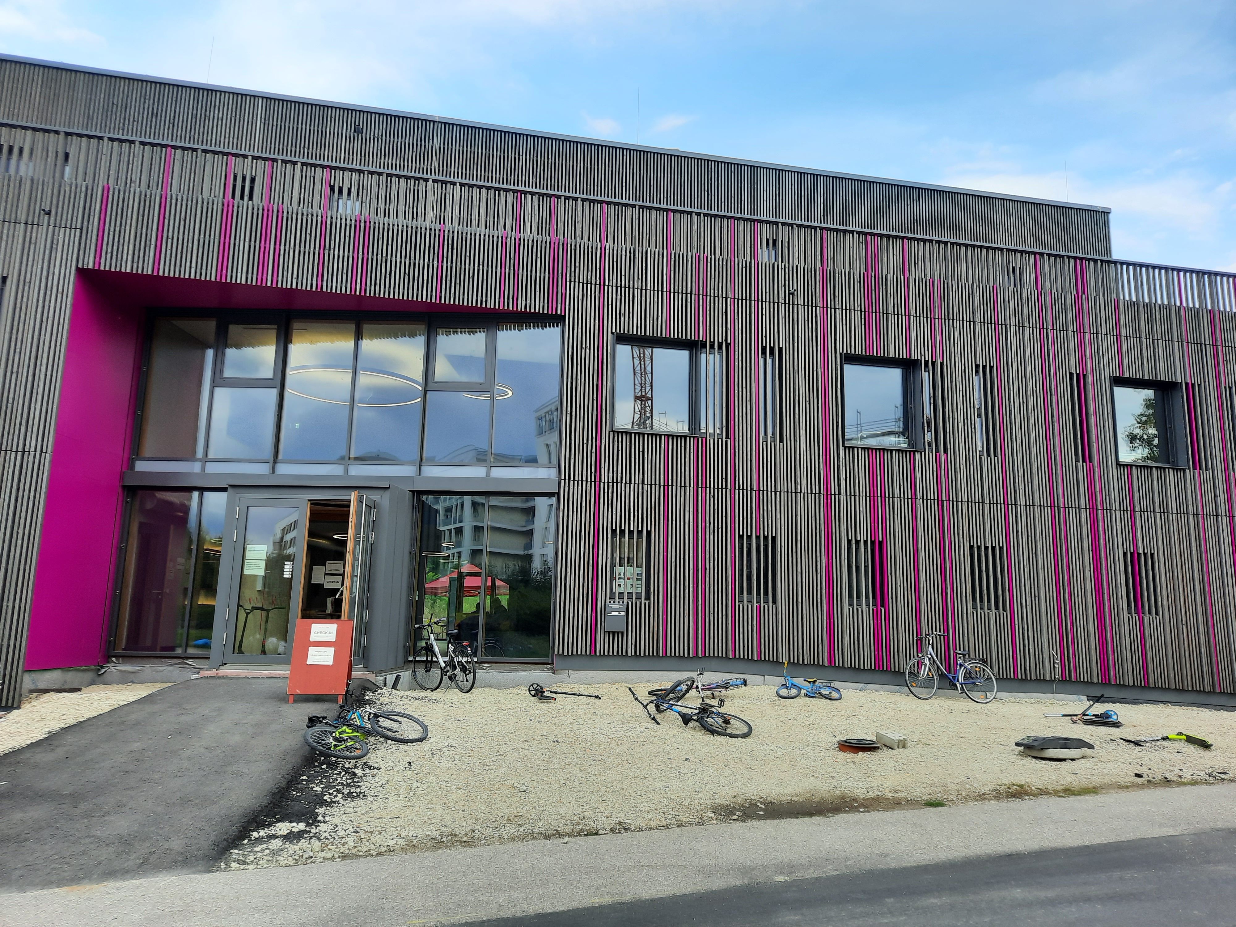 Es ist das Jugendzentrum von vorne zu sehen. Davor liegen Fahrräder.