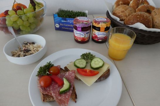 Fotografie - Gesundes Frühstück - Obst, Brötchen, Müsli, Marmelade, Saft und belegte Brote (C) Christine Reitinger