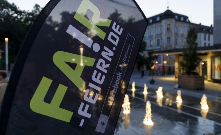 Fair Feiern Beach hat seine Liegestühle auf dem Bahnhofsvorplatz beim Europabrunnen aufgebaut. 