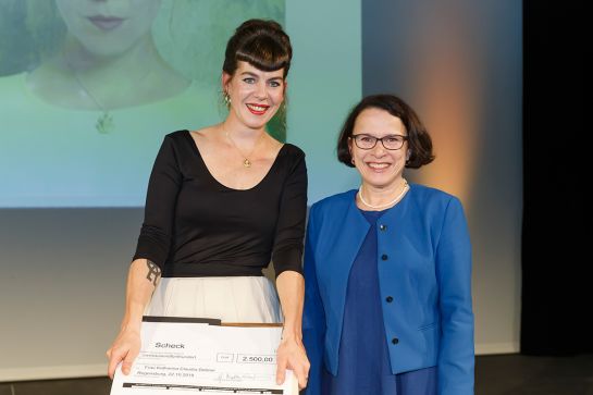 Katharina Claudia Dobner - Kulturförderpreisträgerin 2019 - mit Bürgermeisterin Gertrud Maltz-Schwarzfischer