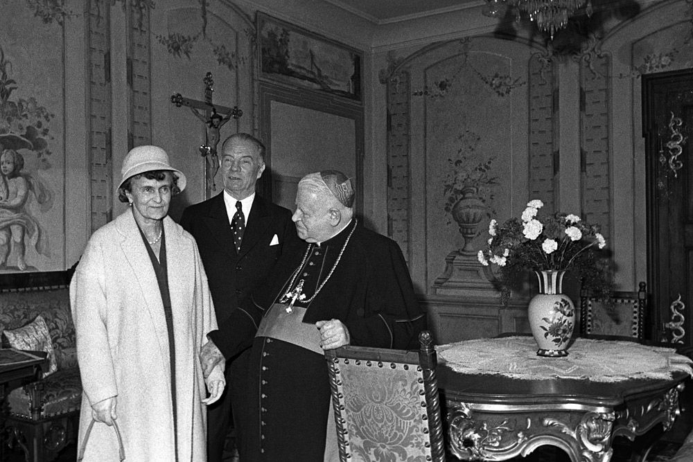 Fürst Franz Josef und Fürstin Elisabeth von Thurn und Taxis mit Erzbischof Michael Buchberger