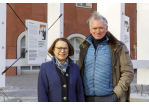 Fotografie: Oberbürgermeisterin Gertrud Maltz-Schwarzfischer und Christian Springer bei der Präsentation auf dem Haidplatz