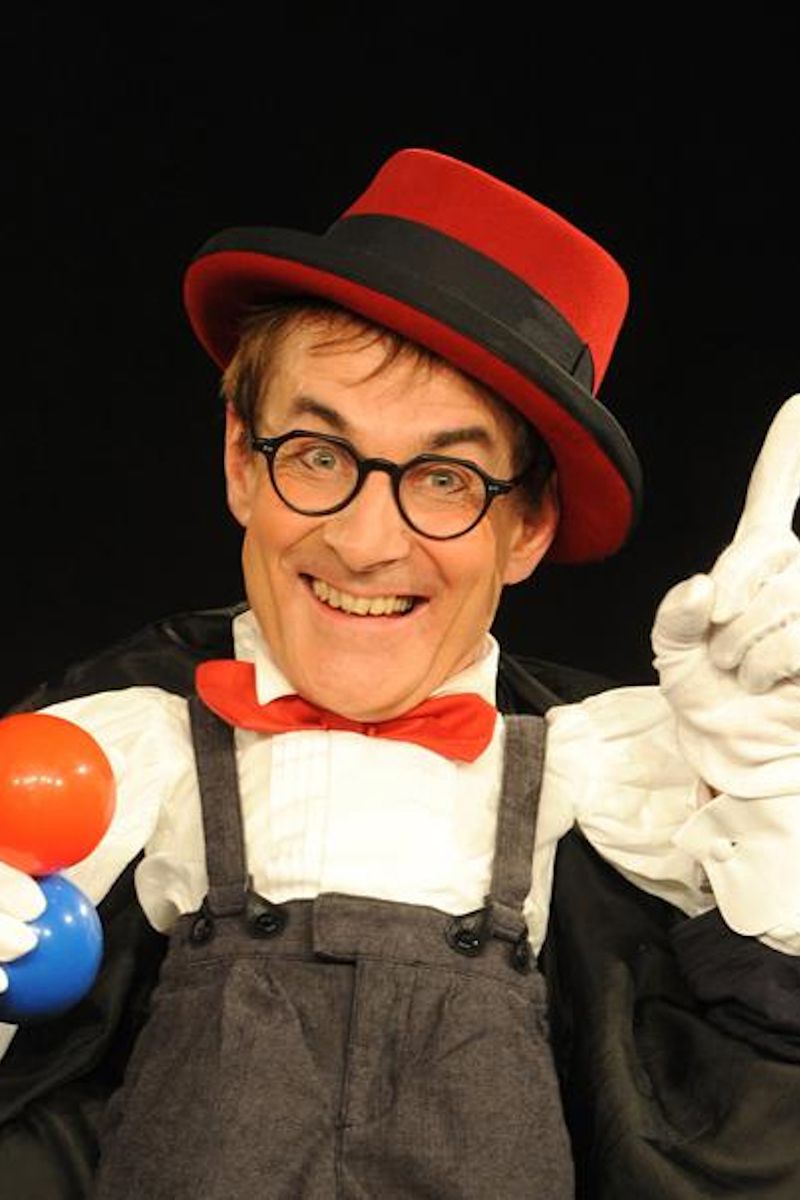 Fotografie - Clown mit zwei Bällen in der Hand