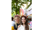 Fotografie: Zwei junge Frauen mit Blumenkränzen auf dem Kopf