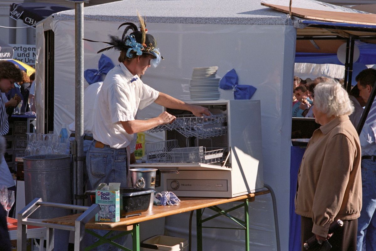 Fotografie: Müllfreies Bürgerfest 1990 mit Mini-Spülmaschinen für Mehrweg-Geschirr