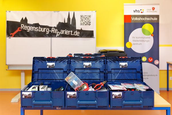 Fotografie - Werkzeugboxen mit Werkzeug und Ersatzteilen