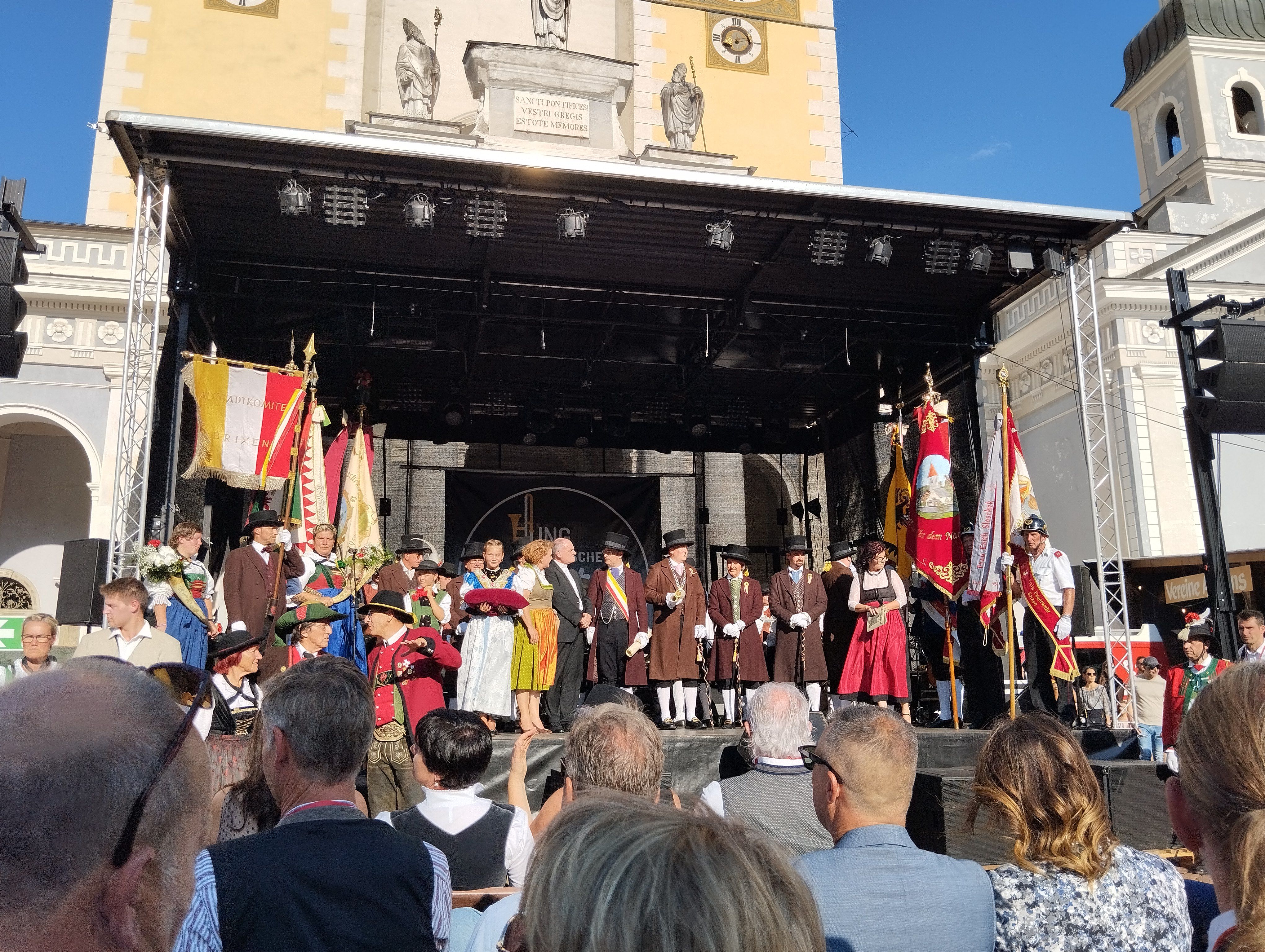 Fotografie: Bei strahlendem Sonnenschein wurde das 22. Altstadtfest 2024 in Brixen gefeiert.