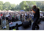 Fotografie: Großes Publikum beim Auftritt einer Band auf der Jahninsel