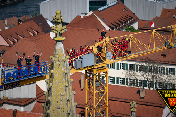 Teilnehmer stehen auf einem Naukran