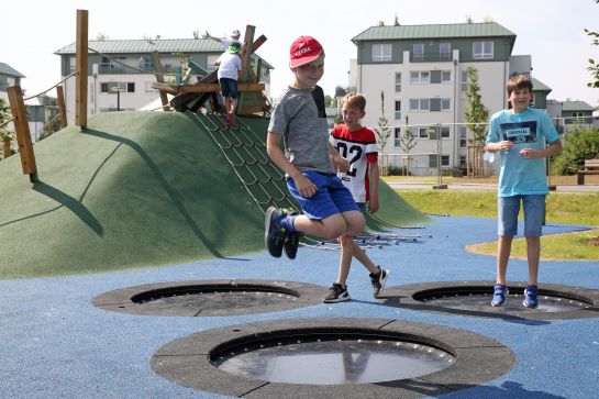 Fotografie: Auf diesem inklusiven Spielplatz sollen alle Kinder auf ihre Kosten kommen und die Möglichkeit haben, gemeinsam zu spielen. (C) Bilddokumentation Stadt Regensburg