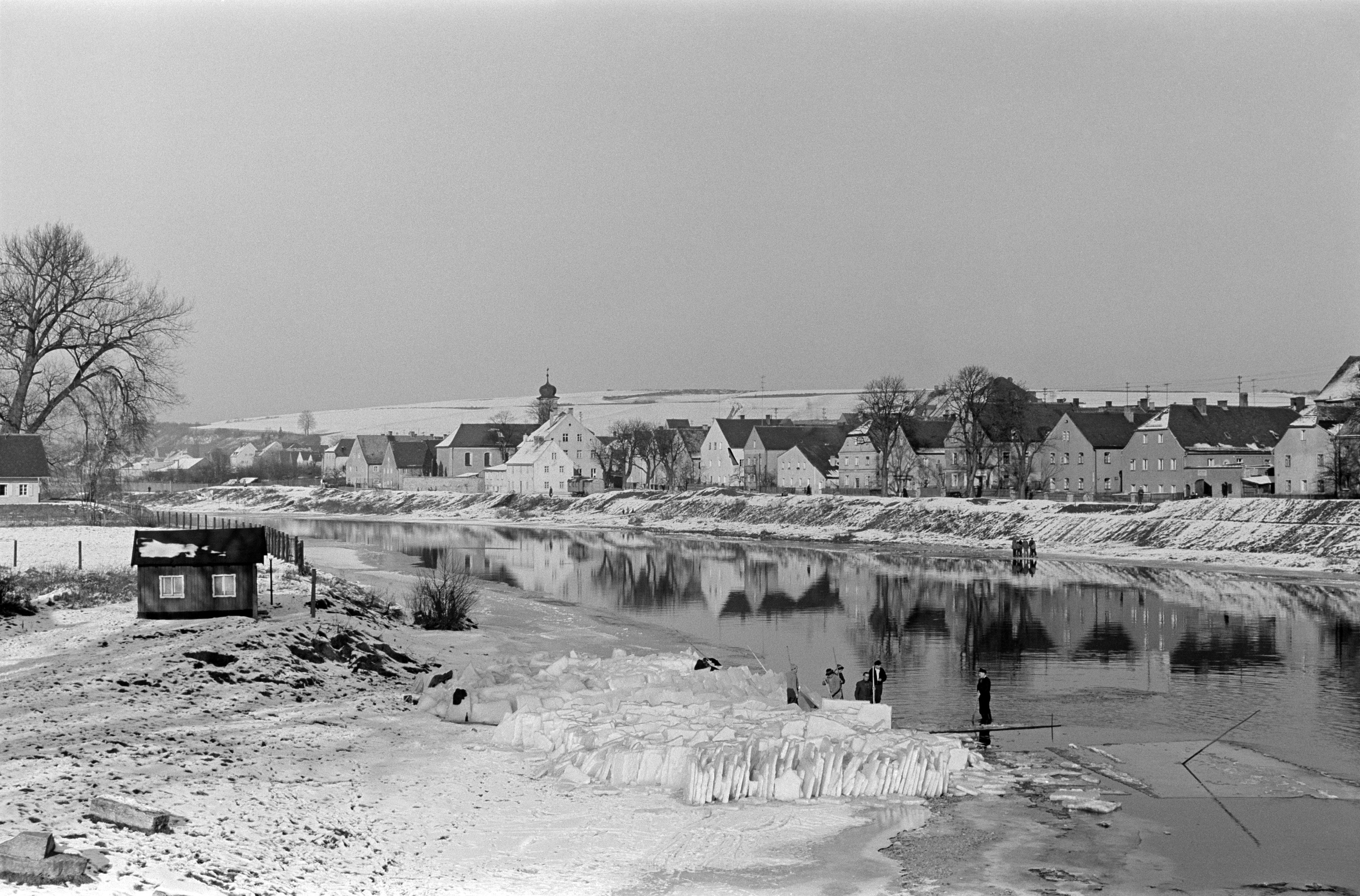 Fotografie: Herausschneiden von Eisplatten am Regen im Jahr 1958