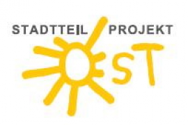 Grafik - grauer Schriftzug in Großbuchstaben "Stadtteilprojekt", darunter gelber Schriftzug "Ost", wobei das O das Symbol einer Sonne darstellt.