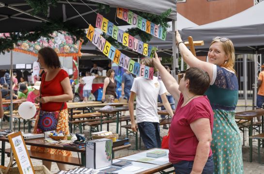 Am Stand vom Förderkreis Regensburger Kunsthandwerk